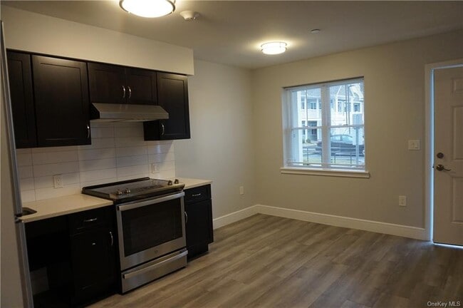 Building Photo - 1 Fairway Cir