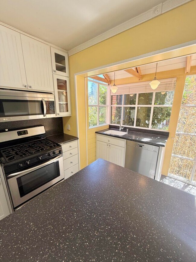 Building Photo - Stylish 3-Bed, 2-Bath Home in the Heart of...