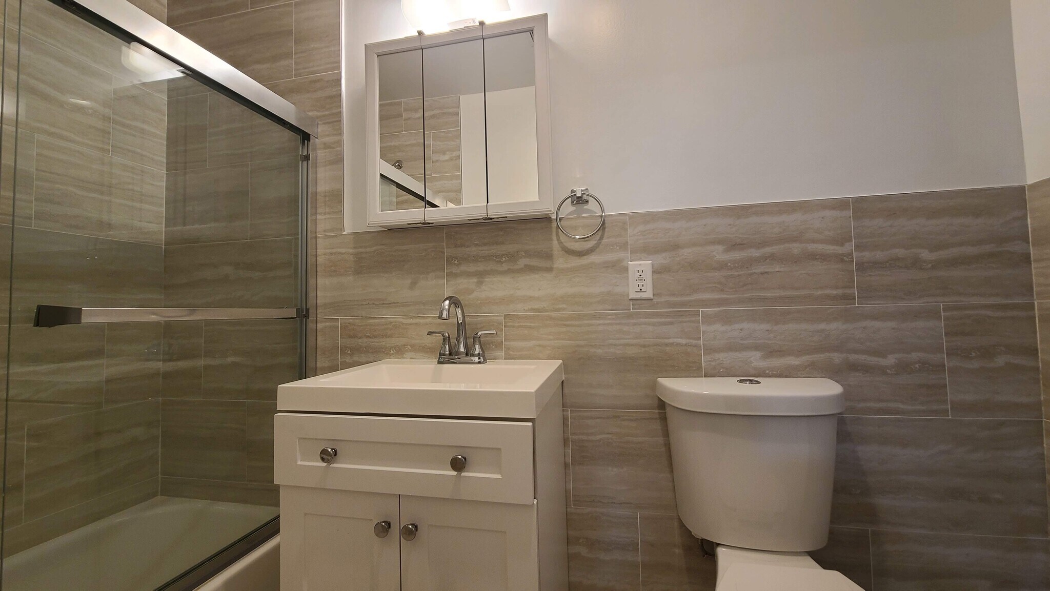 Building Photo - 100 Griffith St