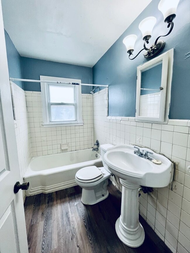 Building Photo - Four Bedroom off Dixie Highway