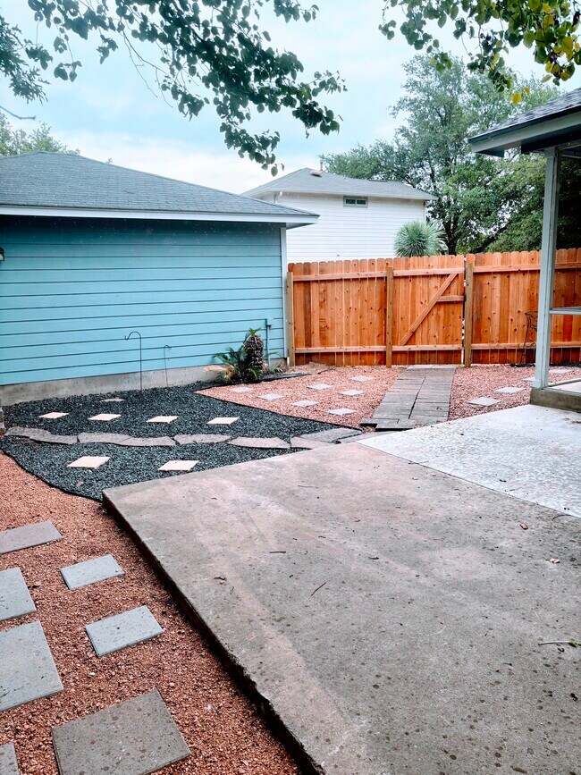 Building Photo - 412 Bradfield Dr
