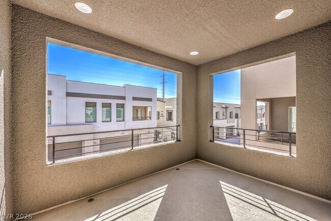 Building Photo - 600 N Carriage Hill Dr