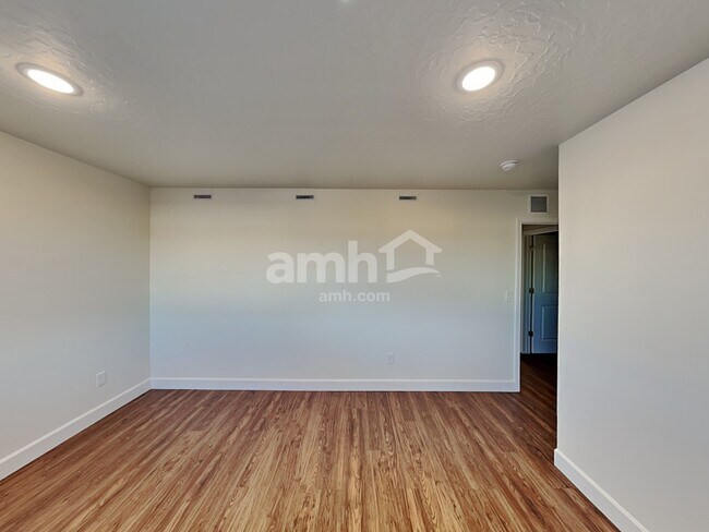 Building Photo - 251 N Dry Crk Rd