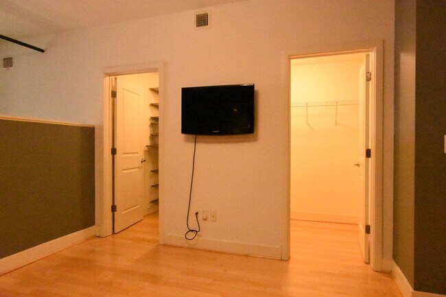 Building Photo - Chic, Contemporary 1 BD 1.5 BA Condo in the Mount Pleasant neighborhood of NW DC!!