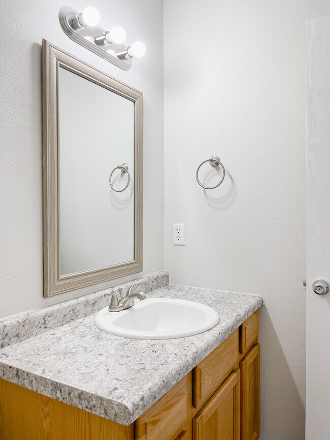 Main Bath - 704 N Cottonwood Ave