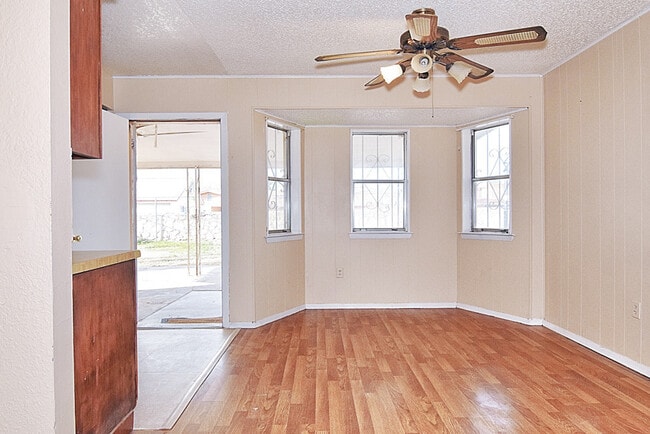 Building Photo - Eastside 3 Bedroom 2 Bath