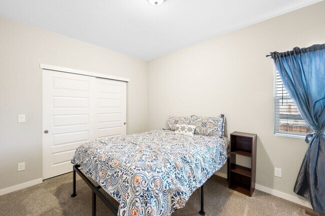 Building Photo - 3BD, 2.5BA Half-Duplex for Lease in Commerce City with 2-Car Garage