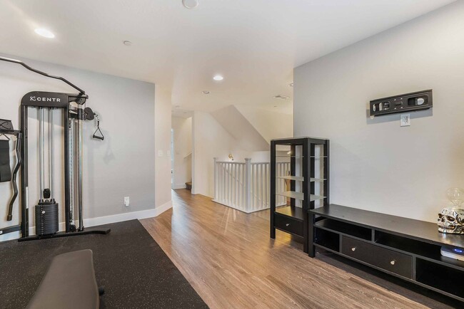 Building Photo - FULLY FURNISHED Luxury Townhome With Moder...