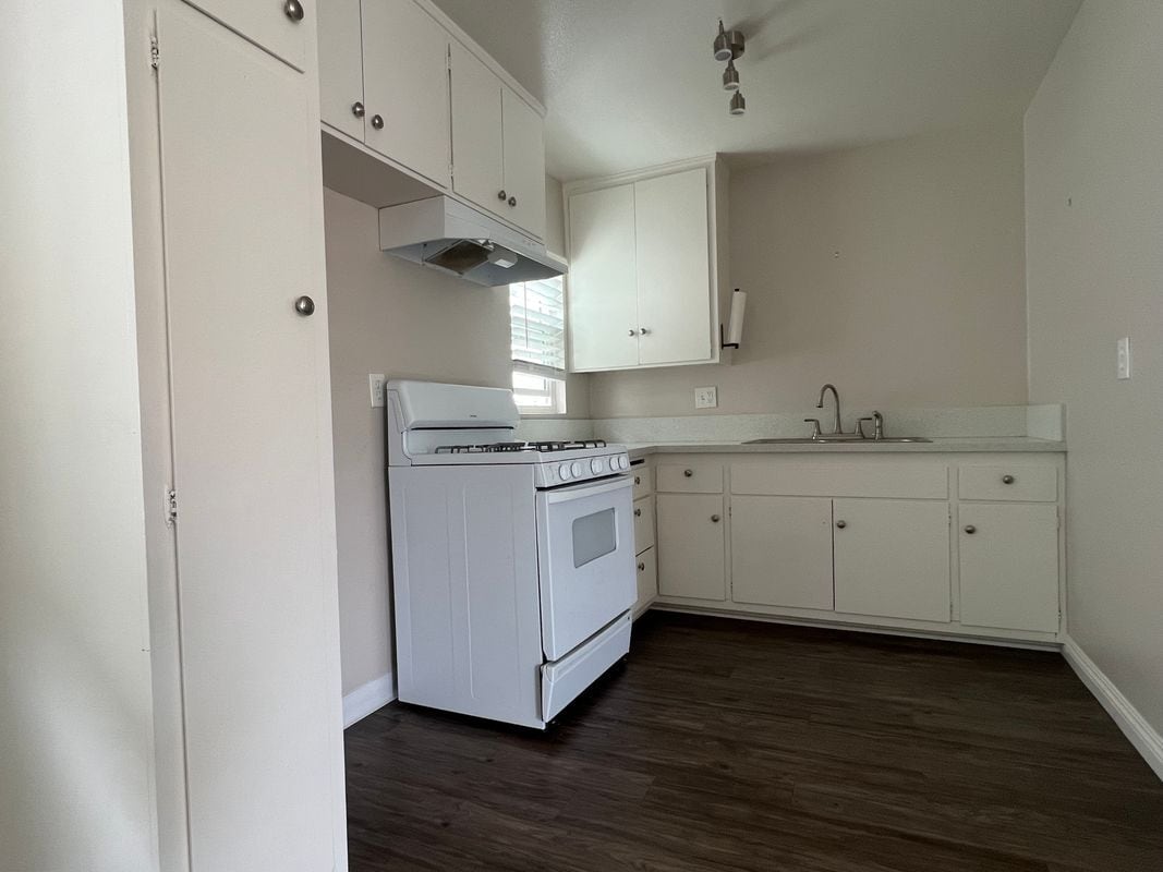 Building Photo - 2000 Carnegie Ln