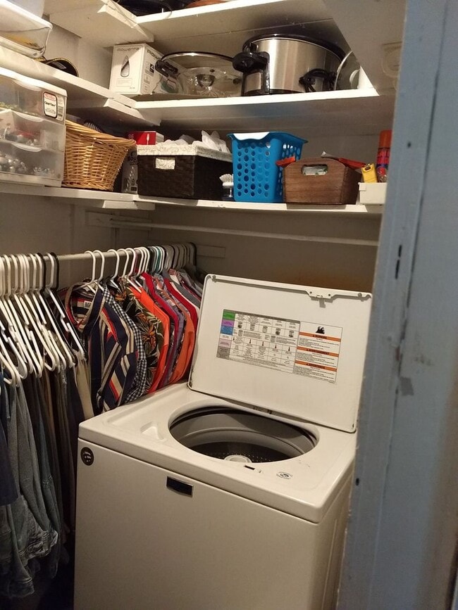 Building Photo - 3 Bed/2 Bath Single Fmaily Home