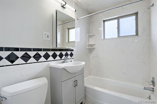 Building Photo - 422 S Clarkson St