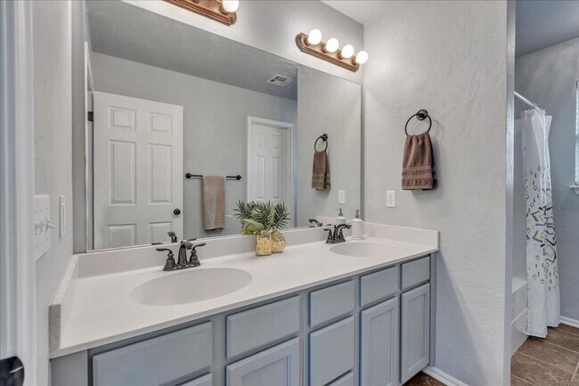 Building Photo - Lawn Care Included! 3 bed, 2 bath, 2 car