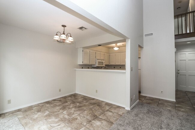 Building Photo - Lovely South Tulsa location close to shopping and restaurants