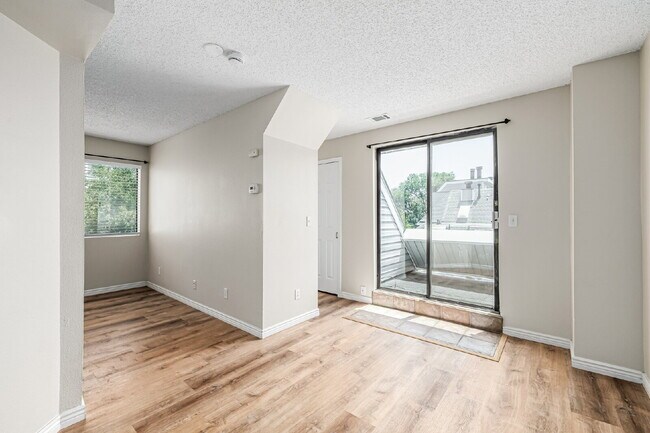 Building Photo - "Cozy 1-Bedroom Condo Retreat in Prime Tho...