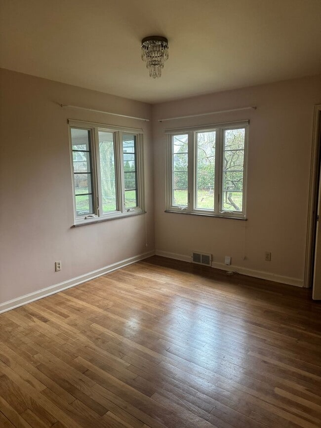 Building Photo - 3 Bedroom 2 Bath Ranch Home - Upper Arlington Schools