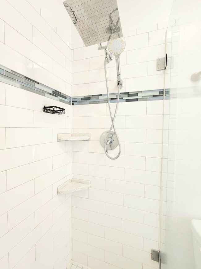 Building Photo - Top floor large 2 bed 2 bath open views at Woodlake