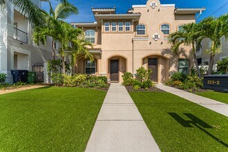 Building Photo - Stunning David weekly designed 3 BR+ OFFICE/ 2.5 BA / 2 Car executive townhouse in Hyde Park / So...