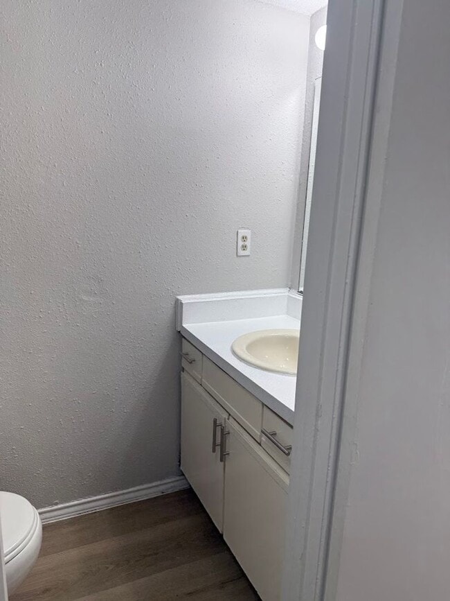 Building Photo - River Crossing - 2BD Townhome - Two Story - Near Downtown - Full Laundry - Small Yard - Reserved ...