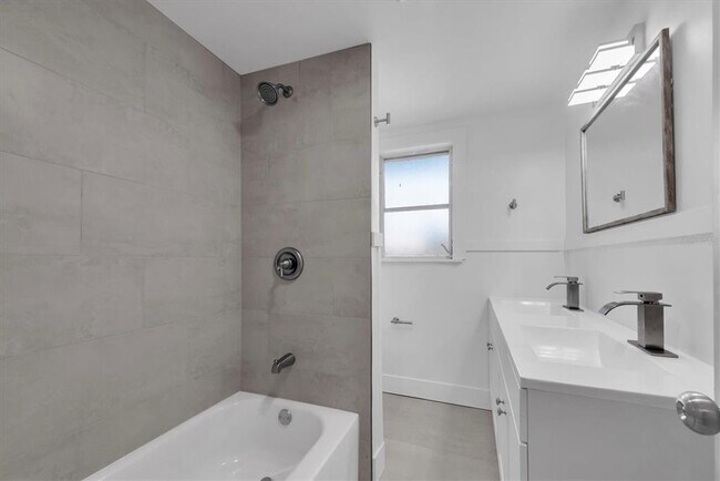 Building Photo - 358 Boca Ciega Dr