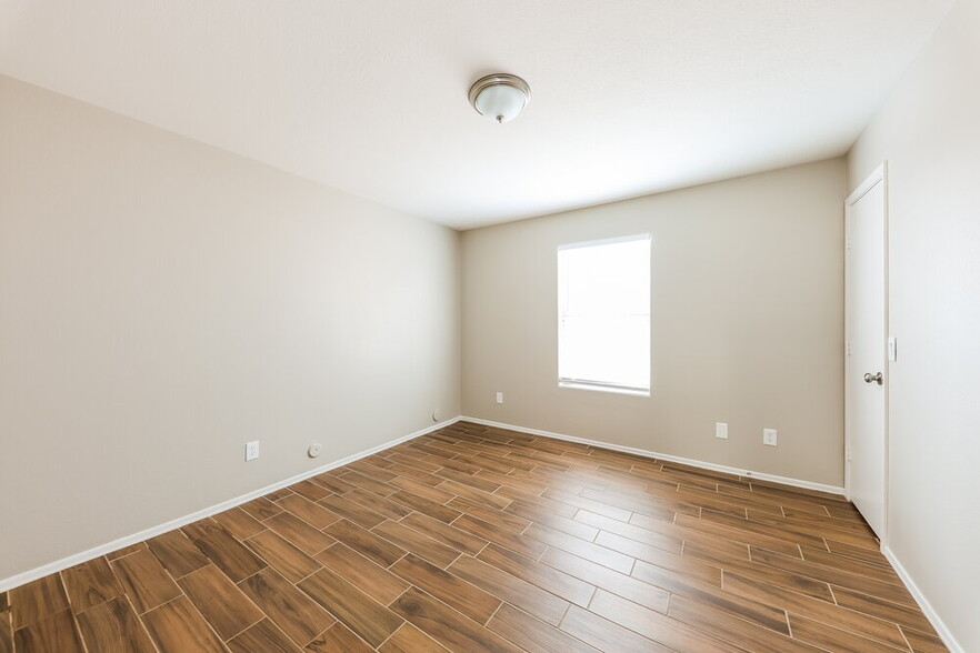 Building Photo - 3213 S 63rd Ln
