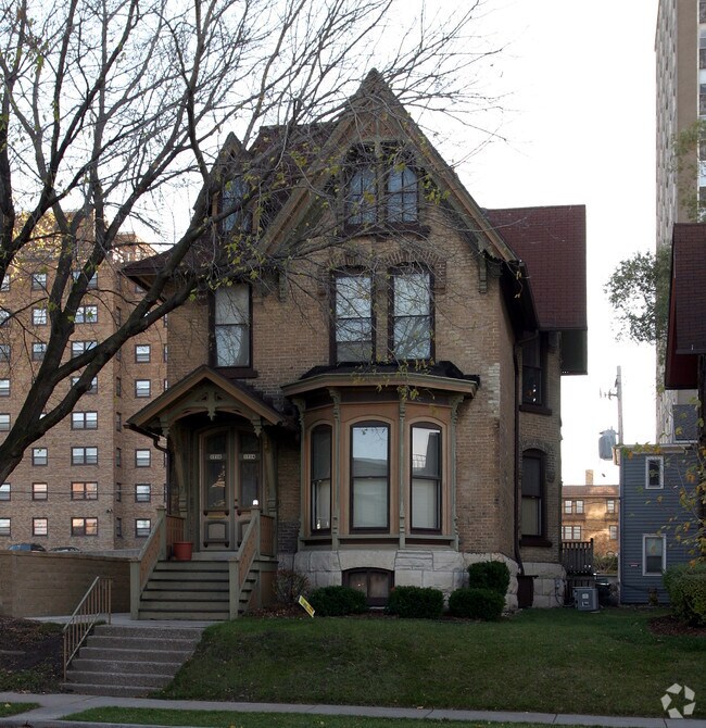Building Photo - 1716 N Farwell Ave