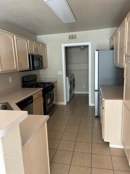 kitchen - 215 Oro Canyon St