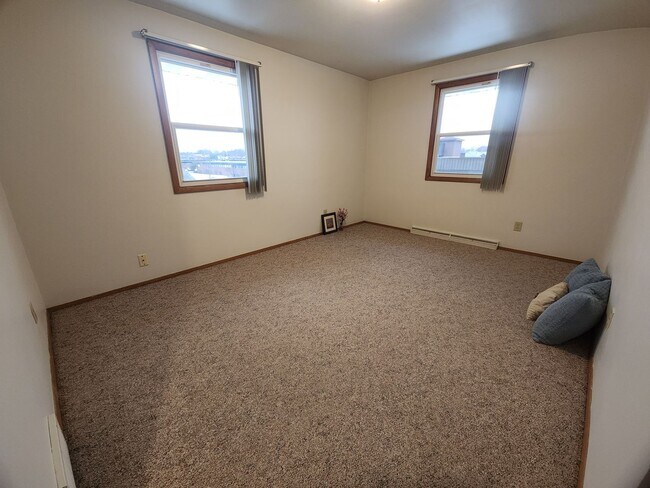 Building Photo - 631-633 E Longview Dr.