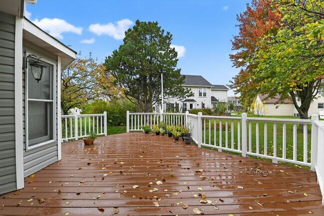 Building Photo - 1163 Shoreline Dr