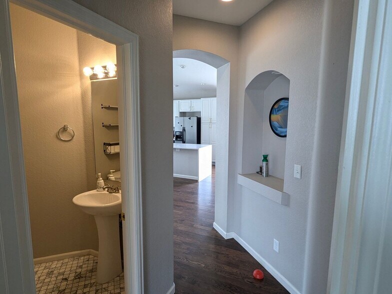 Building Photo - 3825 Kenwood Cir