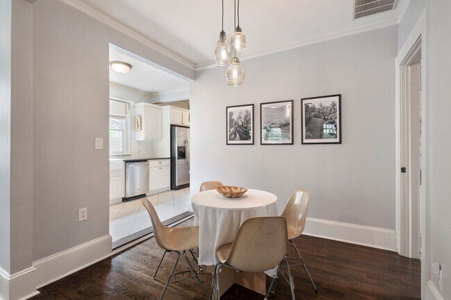 Building Photo - Beautiful 2bd/2ba Bungelow in Kirkwood wit...