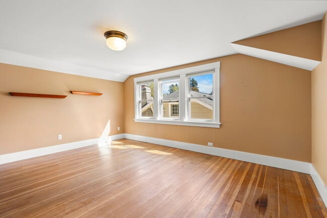 Building Photo - 4073 NE 30th Ave