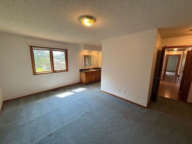 Building Photo - 460 SE Conifer Pl
