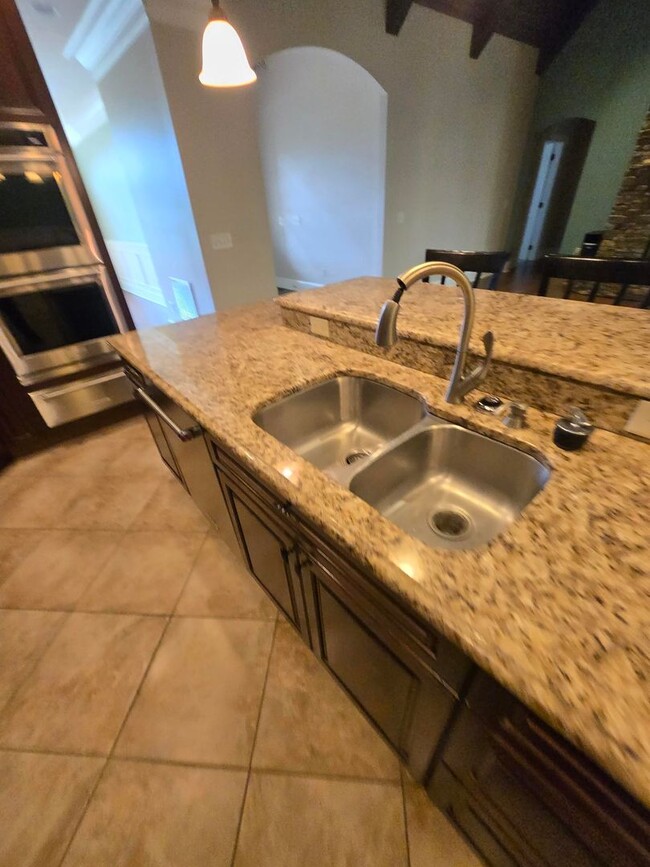 Building Photo - Luxury 4-Bedroom Home with Outdoor Oasis i...