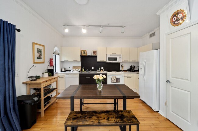 Building Photo - Stylish 2/1 condo in downtown Gainesville w/ parking and laundry