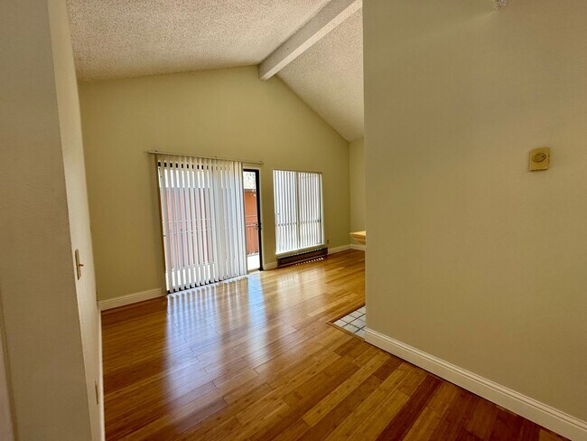 Building Photo - Spacious 2 Bed 2 Bathroom!!