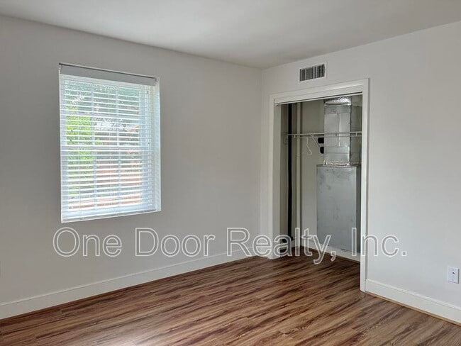 Building Photo - 732 Scotland St