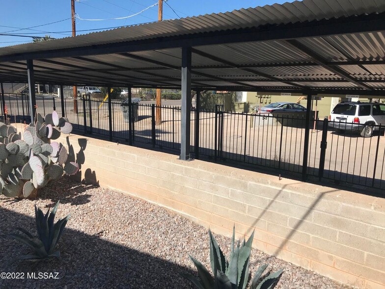 Parking - 2552 N Park Ave