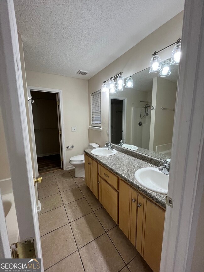 Building Photo - 207 Royal Palms Ave