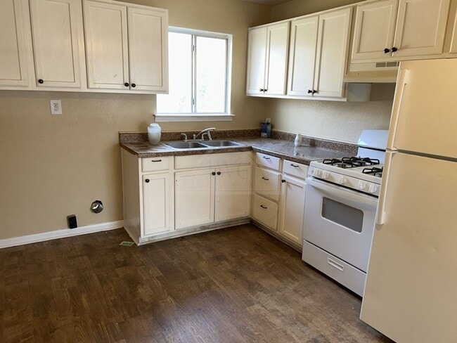 Building Photo - 127 W Stacie Rd