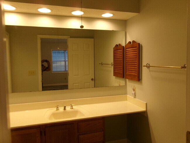 Building Photo - Spacious 3 bedroom home in the Forestbrook...