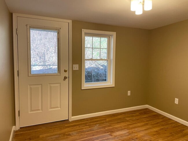 Building Photo - Newly Updated 4 Bedroom 1 Bathroom Townhom...