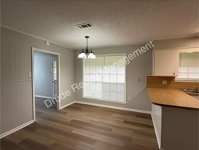 Building Photo - Quiet Country Living