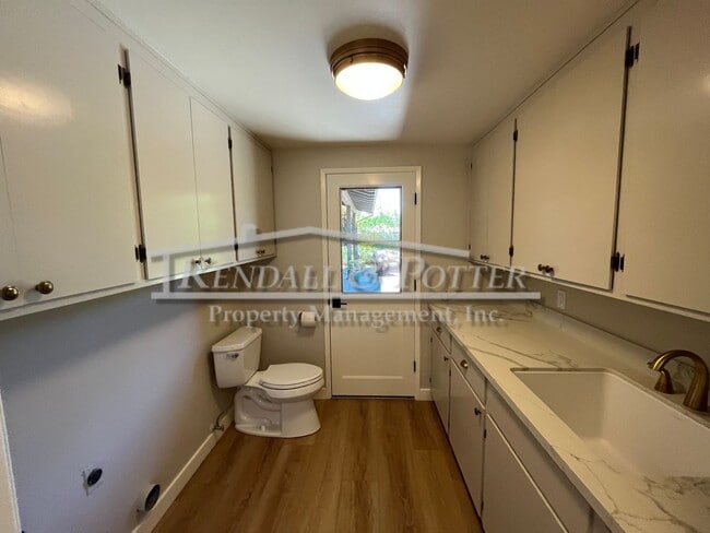 Building Photo - Beautifully Remodeled 4 Bed/2 Full Bath + ...