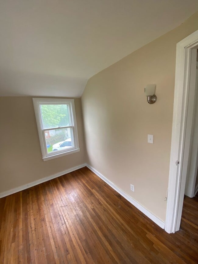 Building Photo - ELLEN 11