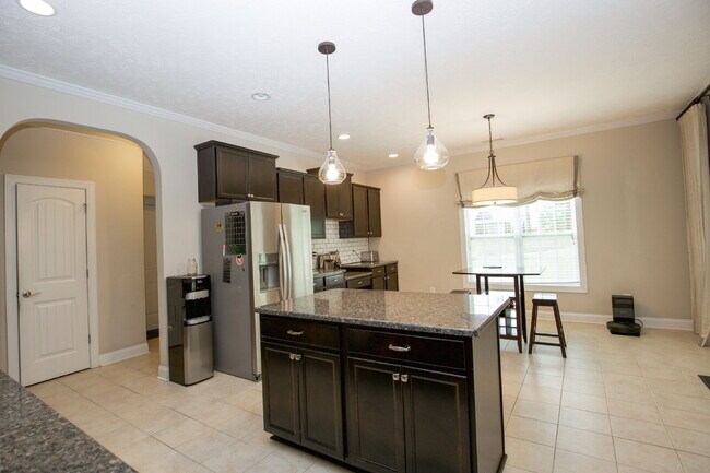 Building Photo - "Large 3-Bedroom plus BONUS Retreat with S...