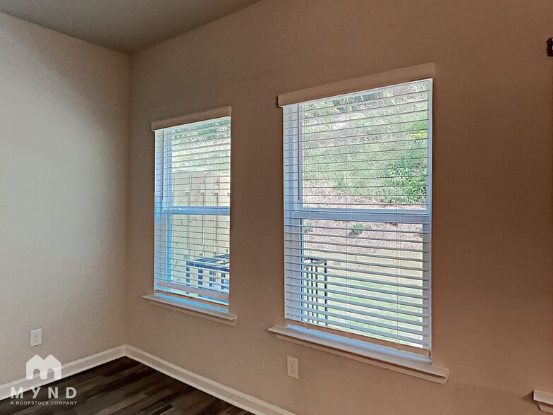 Building Photo - 4940 Lower Elm St