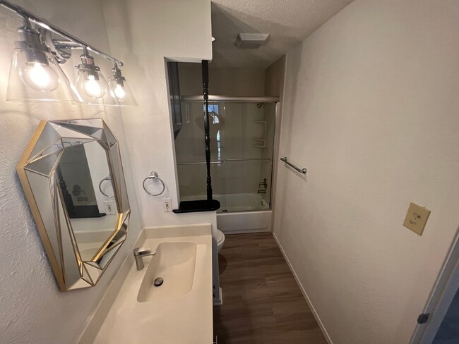 Building Photo - Single Family Home *LEASING SPECIAL AVAILA...