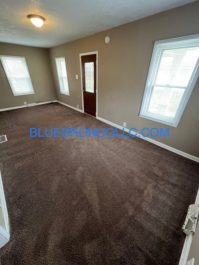 Building Photo - Nice two bedroom house with nice hardwood ...