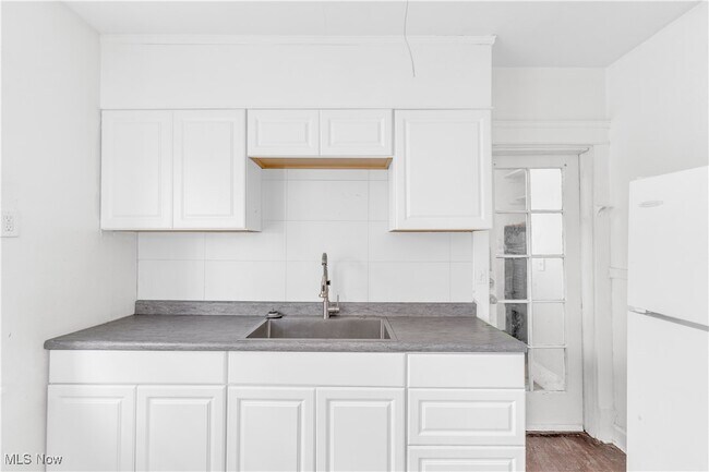 Building Photo - 1295 W 106th St