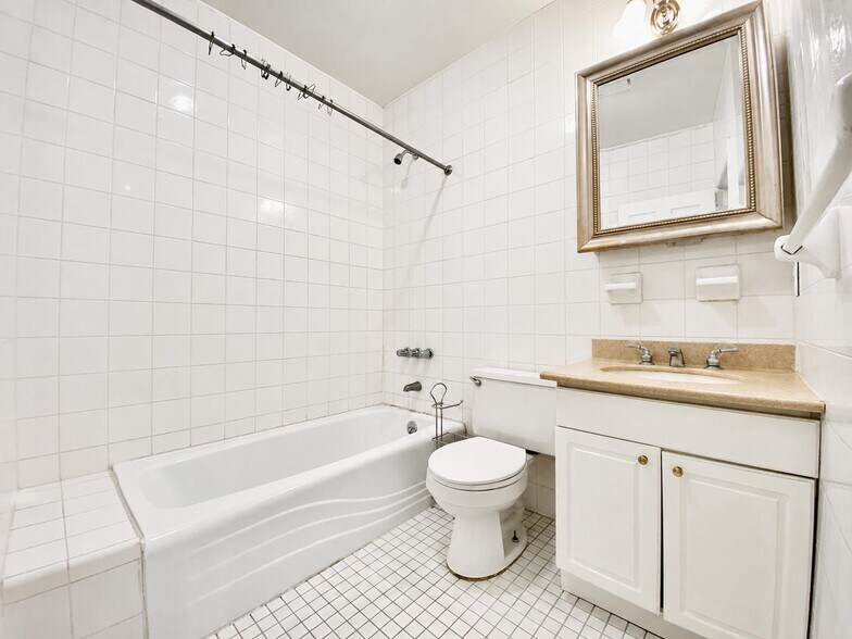 Building Photo - 302 W 107th St